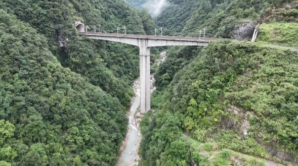 贵州峡谷峭峰之间有支“搜山扫危队” 七名“峡谷先锋”守护铁路通途 .png