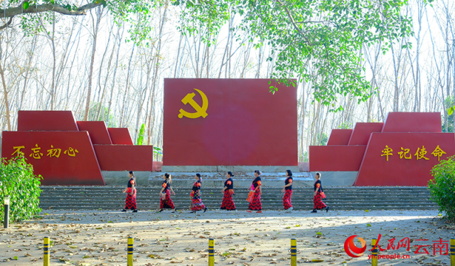 云南省德宏州瑞丽市卡南村女子护村队进行日常护村工作。-人民网记者-庄志斌摄
